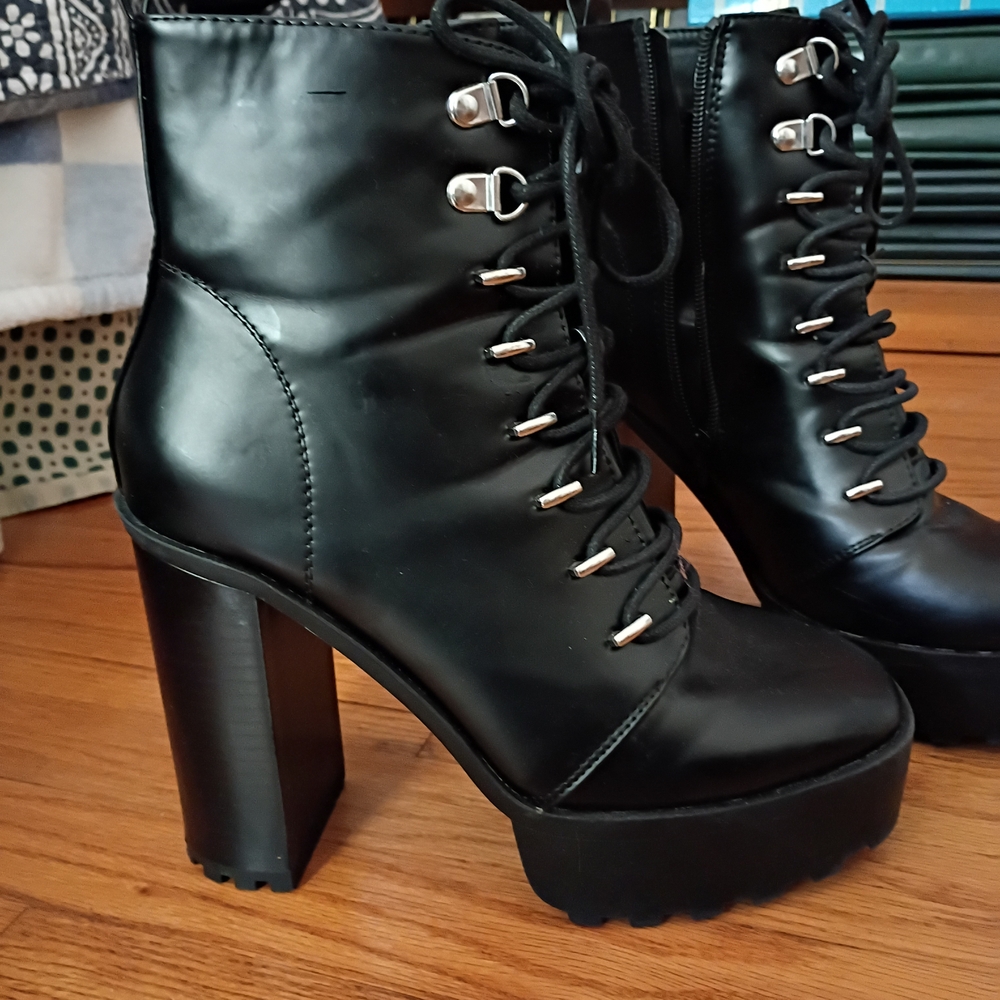 Chic Black Lace-Up Platform Heeled Boots
